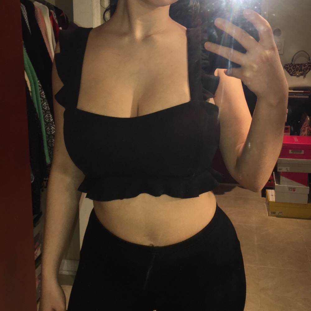 Black Crop Top 🖤